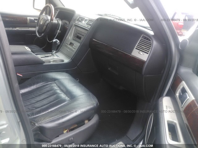 5LMFU27546LJ13929 - 2006 LINCOLN NAVIGATOR Silber Foto 5