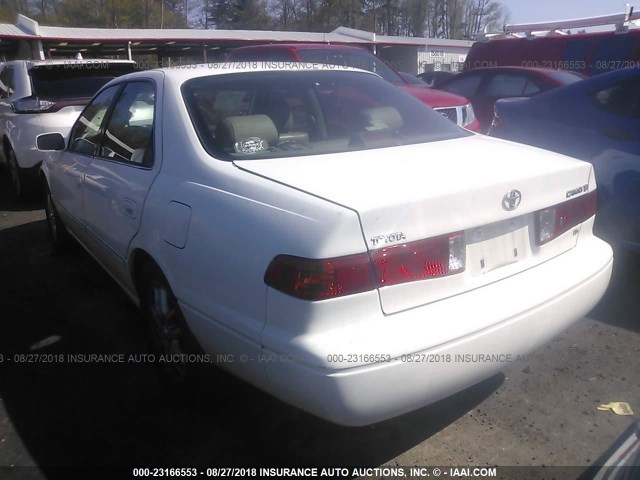 JT2BF28KX10302396 - 2001 TOYOTA CAMRY LE/XLE WHITE photo 3