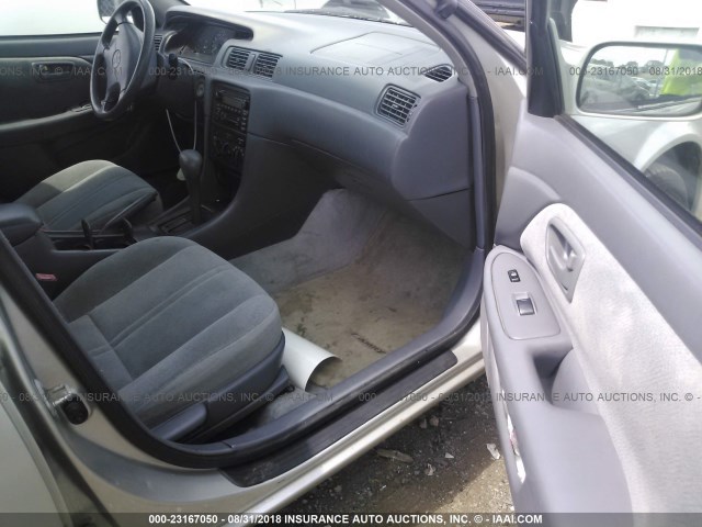 4T1BG22K71U868680 - 2001 TOYOTA CAMRY CE/LE/XLE 银色 照片 5