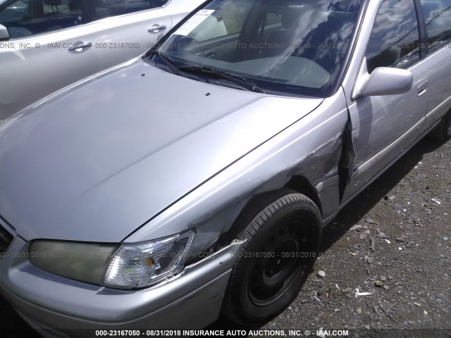 4T1BG22K71U868680 - 2001 TOYOTA CAMRY CE/LE/XLE 银色 照片 6