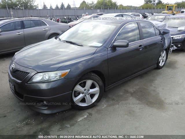 4T1BF3EK2AU070611 - 2010 TOYOTA CAMRY SE/LE/XLE ნაცრისფერი ფოტო 2