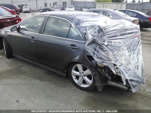 4T1BF3EK2AU070611 - 2010 TOYOTA CAMRY SE/LE/XLE ნაცრისფერი ფოტო 3