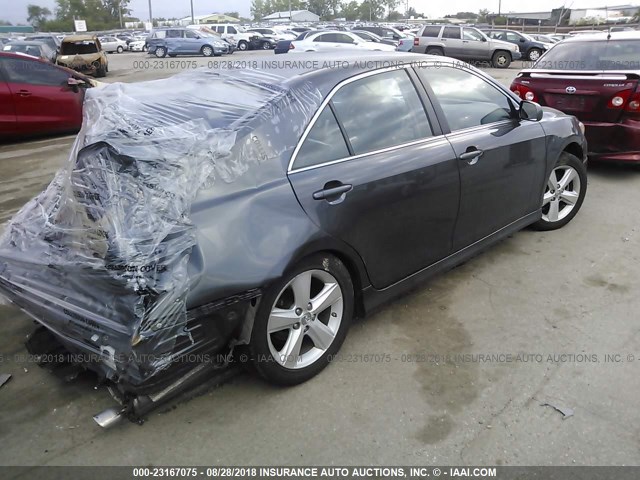 4T1BF3EK2AU070611 - 2010 TOYOTA CAMRY SE/LE/XLE ნაცრისფერი ფოტო 4