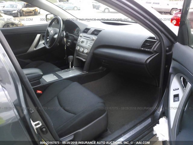 4T1BF3EK2AU070611 - 2010 TOYOTA CAMRY SE/LE/XLE ნაცრისფერი ფოტო 5