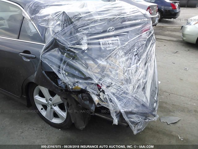 4T1BF3EK2AU070611 - 2010 TOYOTA CAMRY SE/LE/XLE ნაცრისფერი ფოტო 6