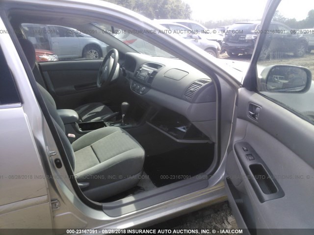 4T1BE32K55U001523 - 2005 TOYOTA CAMRY LE/XLE/SE Күміс фото 5