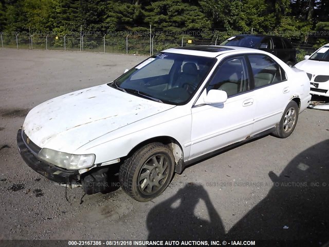 1HGCE6672TA002368 - 1996 HONDA ACCORD EX/EX-R WHITE photo 2