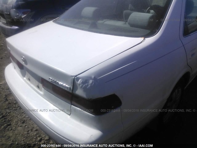JT2BG22K6W0224356 - 1998 TOYOTA CAMRY CE/LE/XLE 白色 照片 6