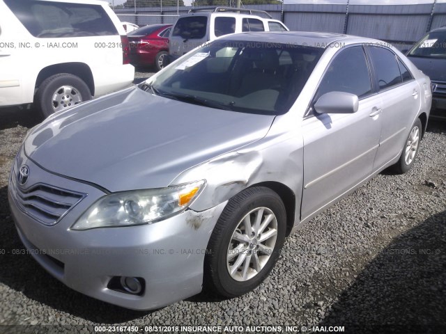 4T1BF3EKXAU008096 - 2010 TOYOTA CAMRY SE/LE/XLE ვერცხლისფერი ფოტო 2