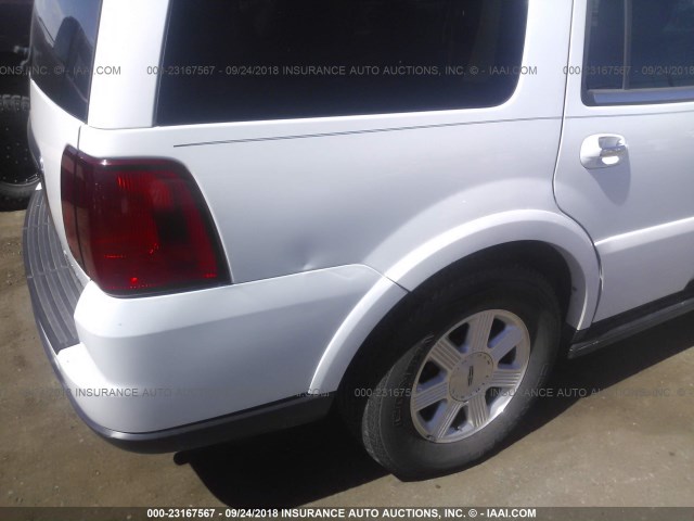 5LMFU275X6LJ01798 - 2006 LINCOLN NAVIGATOR Beyaz fotoğraf 6