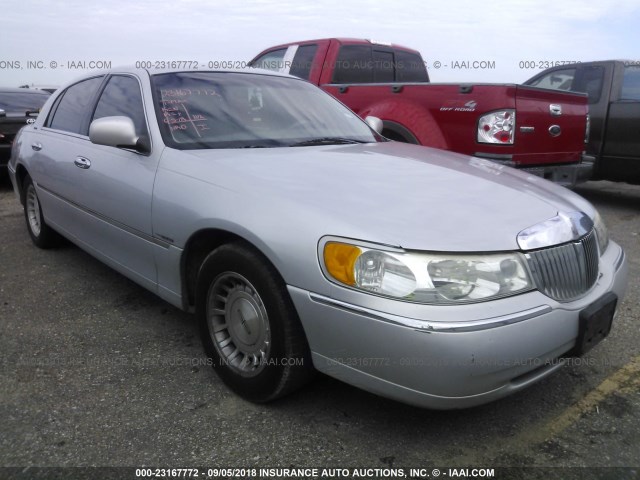 1LNFM81W4WY732170 - 1998 LINCOLN TOWN CAR EXECUTIVE SILVER photo 1