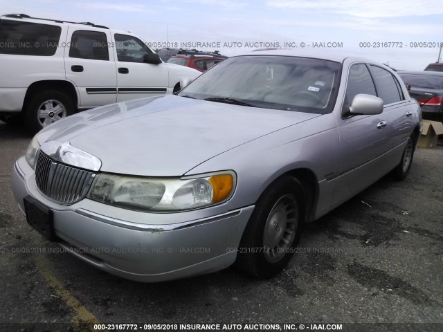1LNFM81W4WY732170 - 1998 LINCOLN TOWN CAR EXECUTIVE SILVER photo 2