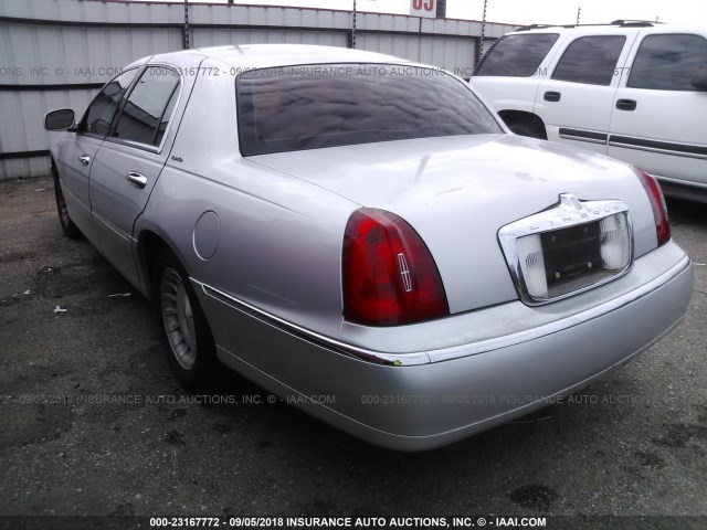 1LNFM81W4WY732170 - 1998 LINCOLN TOWN CAR EXECUTIVE SILVER photo 3