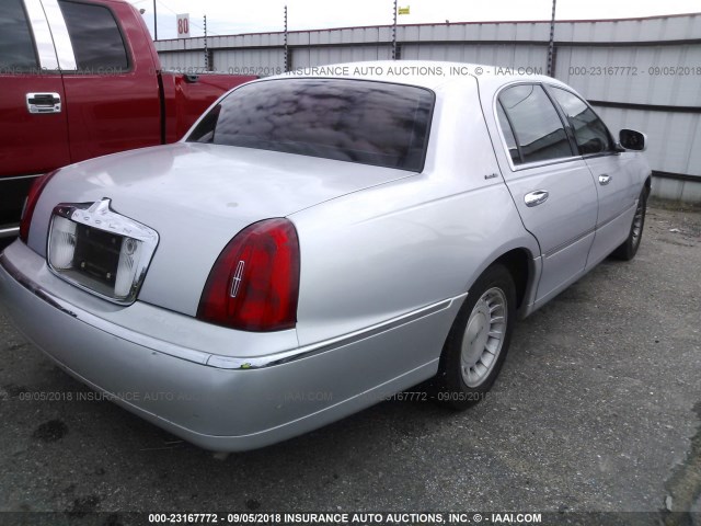 1LNFM81W4WY732170 - 1998 LINCOLN TOWN CAR EXECUTIVE SILVER photo 4