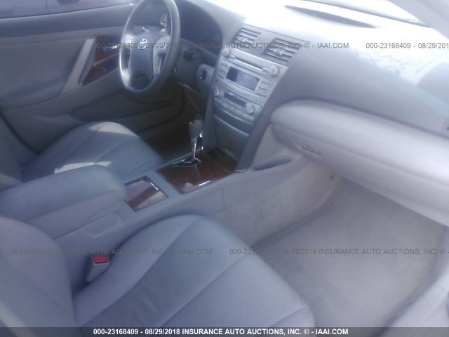 4T1BK3EK6AU107445 - 2010 TOYOTA CAMRY SE/LE/XLE GRAY photo 5