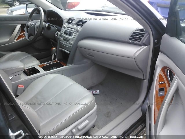 4T1BK3EK5AU102463 - 2010 TOYOTA CAMRY SE/LE/XLE ნაცრისფერი ფოტო 5