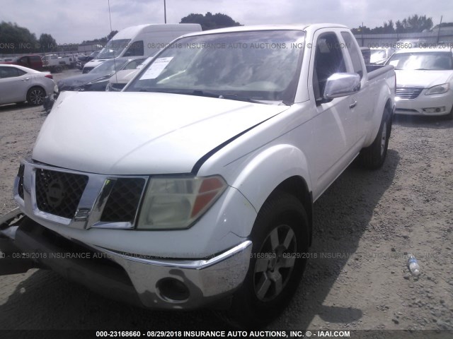 1N6AD06U06C447290 - 2006 NISSAN FRONTIER KING CAB LE/SE/OFF ROAD WHITE photo 2
