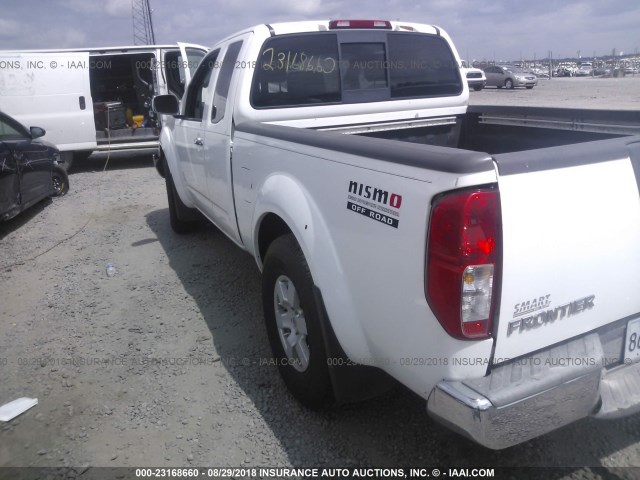 1N6AD06U06C447290 - 2006 NISSAN FRONTIER KING CAB LE/SE/OFF ROAD WHITE photo 3