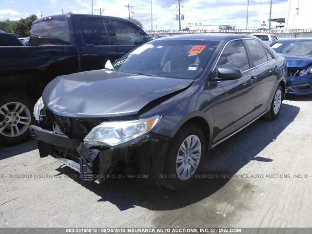 4T4BF1FK3CR214159 - 2012 TOYOTA CAMRY SE/LE/XLE ნაცრისფერი ფოტო 2