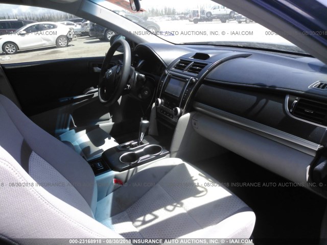 4T4BF1FK3CR214159 - 2012 TOYOTA CAMRY SE/LE/XLE ნაცრისფერი ფოტო 5