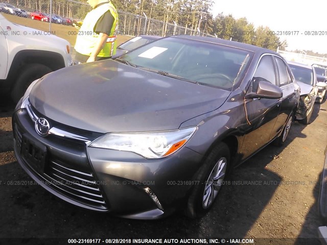4T4BF1FK8GR573898 - 2016 TOYOTA CAMRY LE/XLE/SE/XSE 灰色 照片 2