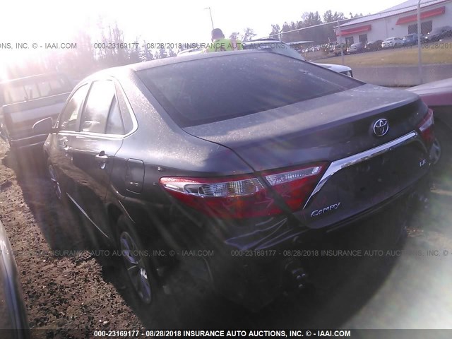 4T4BF1FK8GR573898 - 2016 TOYOTA CAMRY LE/XLE/SE/XSE 灰色 照片 3