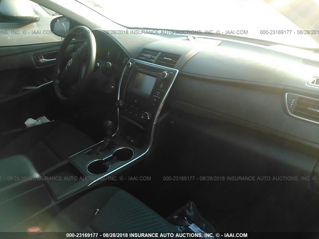 4T4BF1FK8GR573898 - 2016 TOYOTA CAMRY LE/XLE/SE/XSE 灰色 照片 5