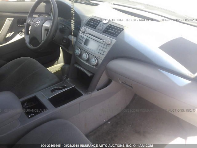 4T1BE46K69U264707 - 2009 TOYOTA CAMRY SE/LE/XLE SILVER photo 5