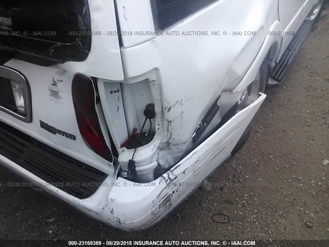 5LMFU28A3YLJ38934 - 2000 LINCOLN NAVIGATOR WHITE photo 6