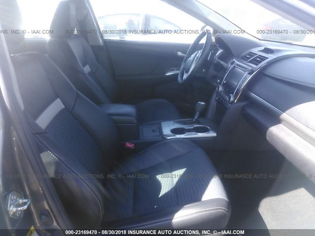 4T1BF1FKXEU336952 - 2014 TOYOTA CAMRY L/SE/LE/XLE Gümüş foto 5
