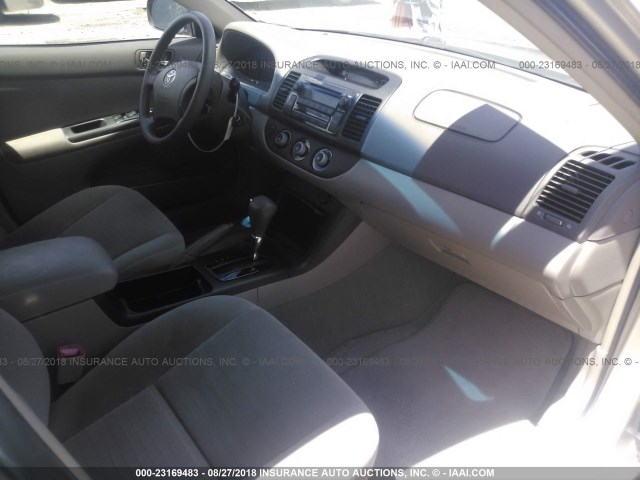4T1BE32K25U090516 - 2005 TOYOTA CAMRY LE/XLE/SE Qızıl foto 5