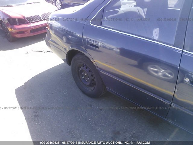 4T1BG22K4VU042343 - 1997 TOYOTA CAMRY CE/LE/XLE 蓝色 照片 6