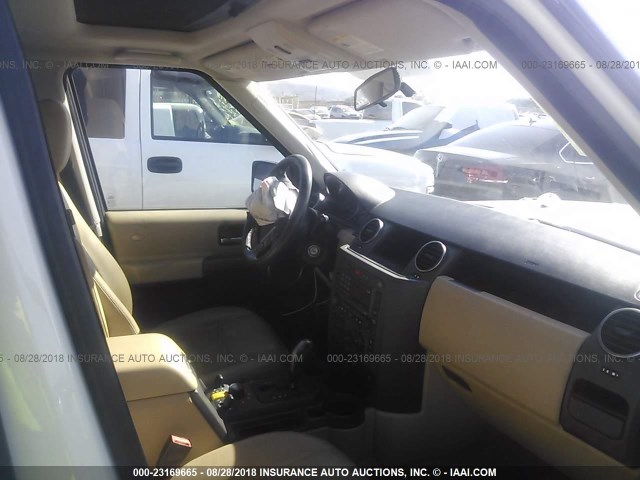 SALAD24446A410393 - 2006 LAND ROVER LR3 SE WHITE photo 5