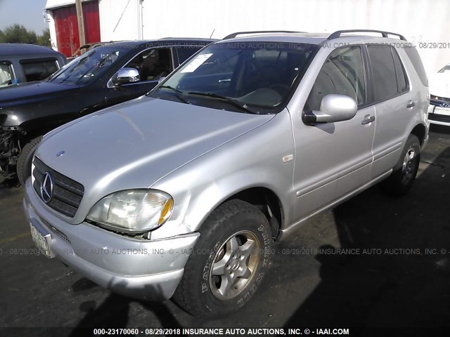 4JGAB72E0XA127072 - 1999 MERCEDES-BENZ ML 430 Silber Foto 2