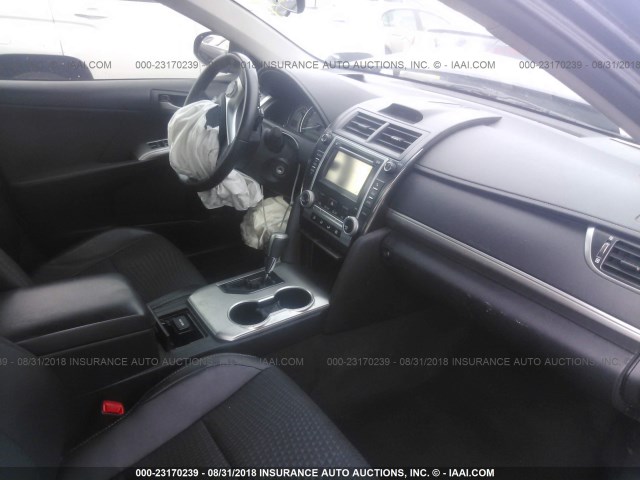 4T1BF1FKXCU143424 - 2012 TOYOTA CAMRY SE/LE/XLE BLACK photo 5