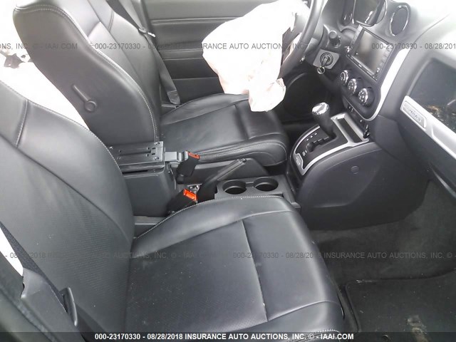 1C4NJDEB7GD764662 - 2016 JEEP COMPASS LATITUDE Grau Foto 5