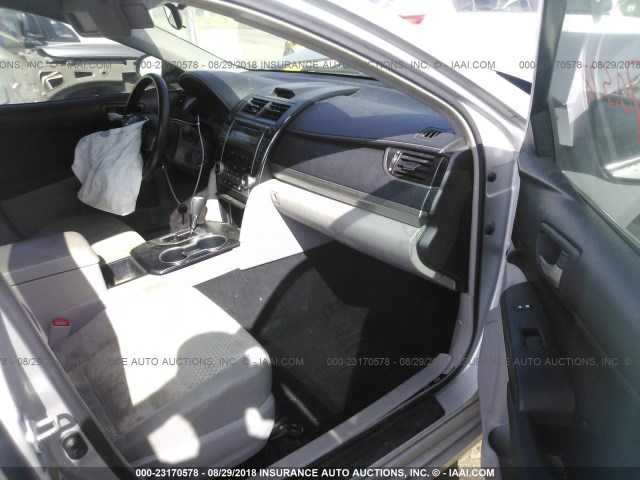 4T1BF1FK5CU573362 - 2012 TOYOTA CAMRY SE/LE/XLE SILVER photo 5