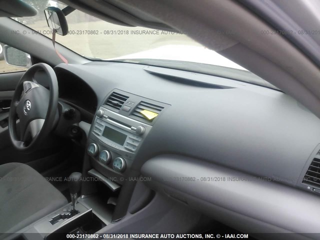 4T4BE46K59R120989 - 2009 TOYOTA CAMRY SE/LE/XLE SILVER photo 5