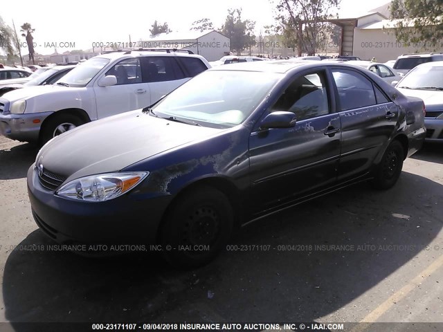 JTDBE32K330154006 - 2003 TOYOTA CAMRY LE/XLE BLUE photo 2