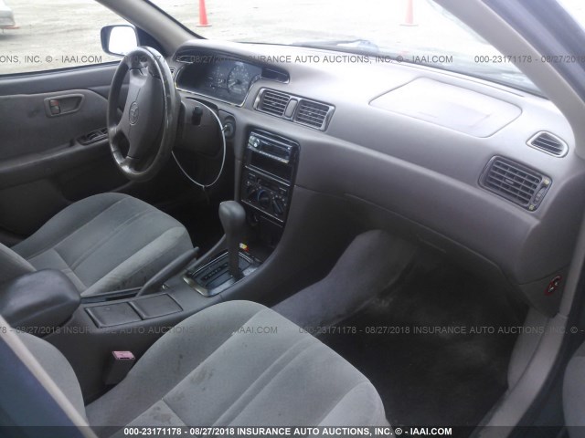 4T1BG22K5VU772858 - 1997 TOYOTA CAMRY CE/LE/XLE 绿色 照片 5