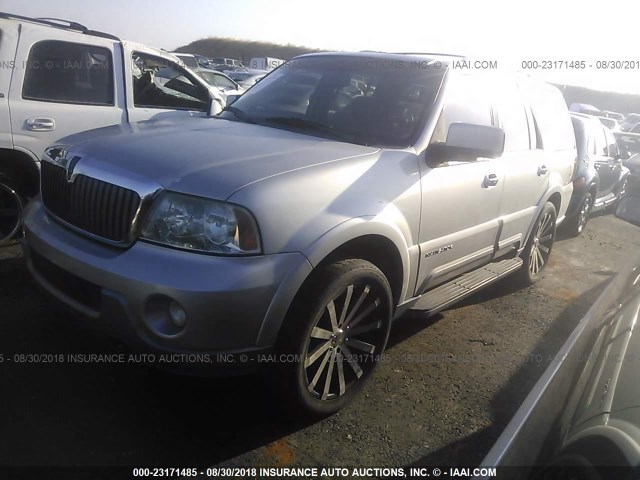5LMFU28R14LJ28984 - 2004 LINCOLN NAVIGATOR Silber Foto 2