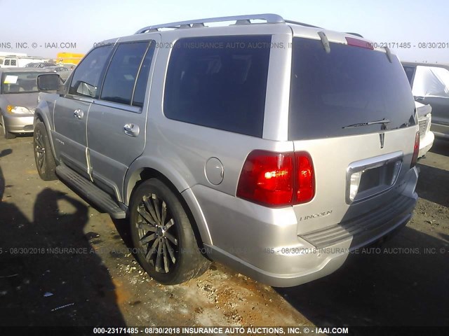 5LMFU28R14LJ28984 - 2004 LINCOLN NAVIGATOR Silber Foto 3