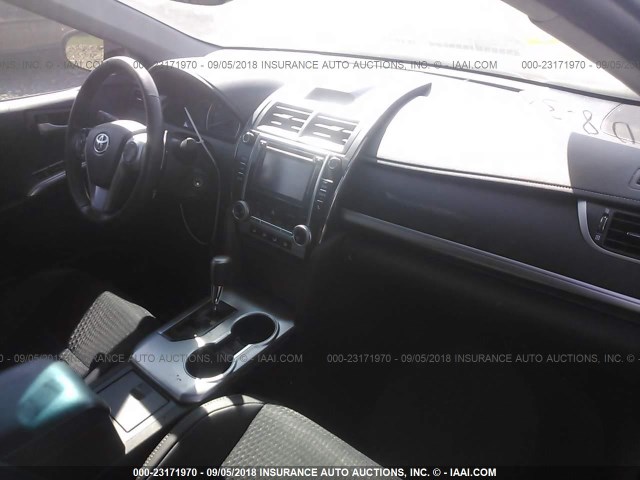 4T1BF1FK4EU862980 - 2014 TOYOTA CAMRY L/SE/LE/XLE Qara foto 5