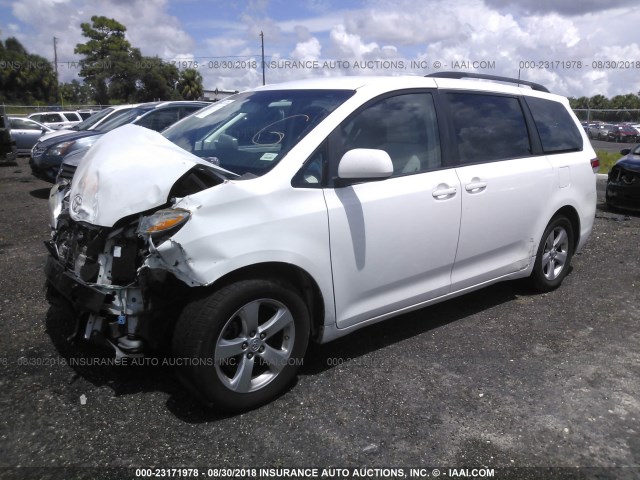 5TDKK3DC5DS336934 - 2013 TOYOTA SIENNA LE WHITE photo 2