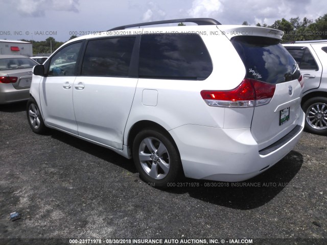 5TDKK3DC5DS336934 - 2013 TOYOTA SIENNA LE WHITE photo 3