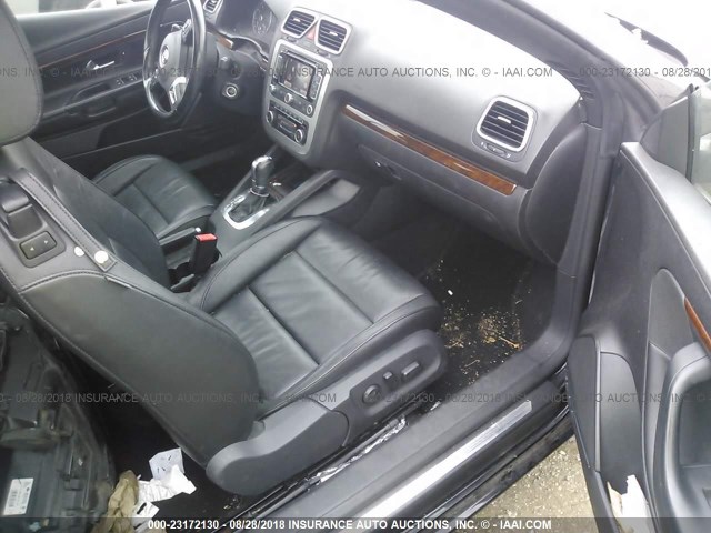 WVWFW7AH9CV002004 - 2012 VOLKSWAGEN EOS LUX/EXECUTIVE أسود صورة 5