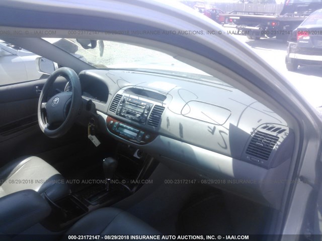 4T1BF30K15U087672 - 2005 TOYOTA CAMRY LE/XLE/SE Gümüş foto 5