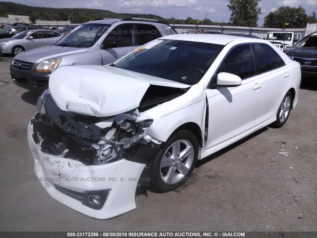 4T1BF1FK4DU297452 - 2013 TOYOTA CAMRY L/SE/LE/XLE თეთრი ფოტო 2