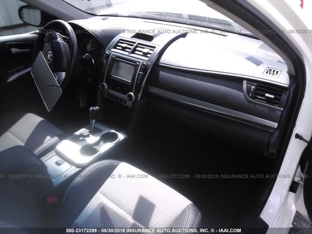 4T1BF1FK4DU297452 - 2013 TOYOTA CAMRY L/SE/LE/XLE თეთრი ფოტო 5