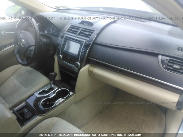 4T4BF1FK8CR184091 - 2012 TOYOTA CAMRY SE/LE/XLE ღია ლურჯი ფოტო 5